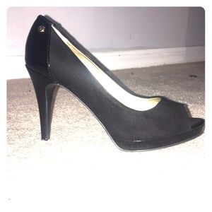 Guess pumps